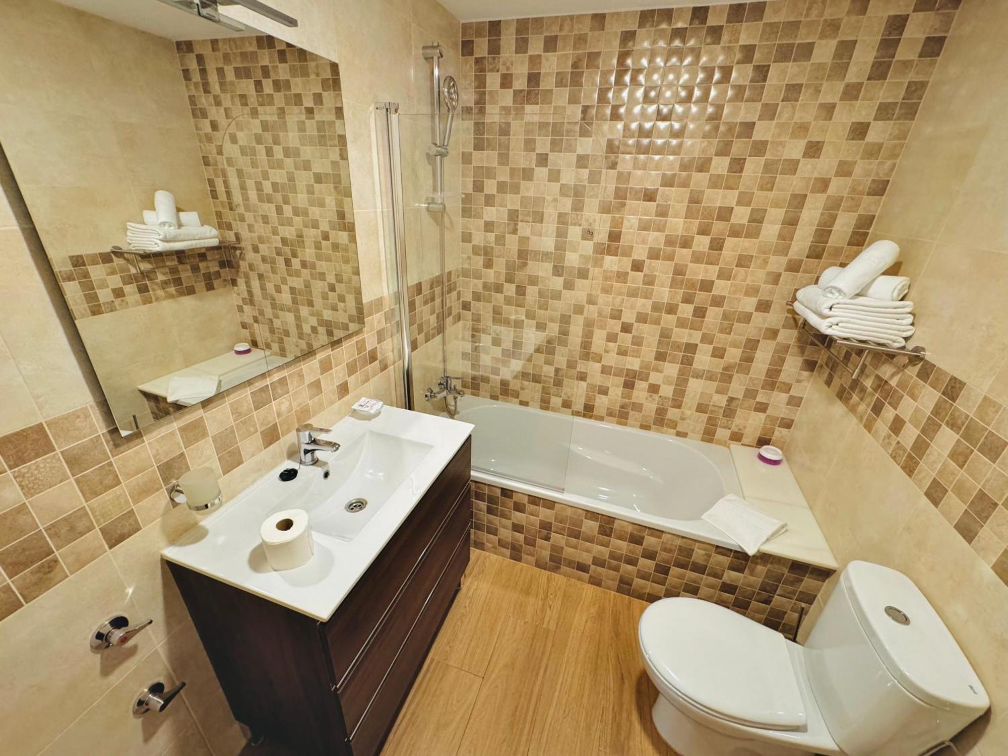 Pueblo Evita Premium Suites เบนัลมาเดนา ภายนอก รูปภาพ